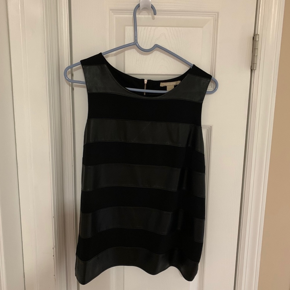 Fun sleeveless shell. Faux leather and cotton.